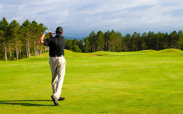 golfspieler auf dem michigan golf course - golf power golf course challenge stock-fotos und bilder