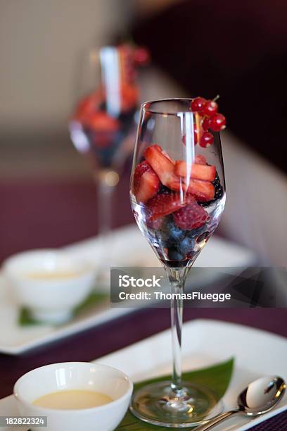 Cocktail Di Frutta Celebrata In Un Bicchiere Da Vino - Fotografie stock e altre immagini di Adult contemporary