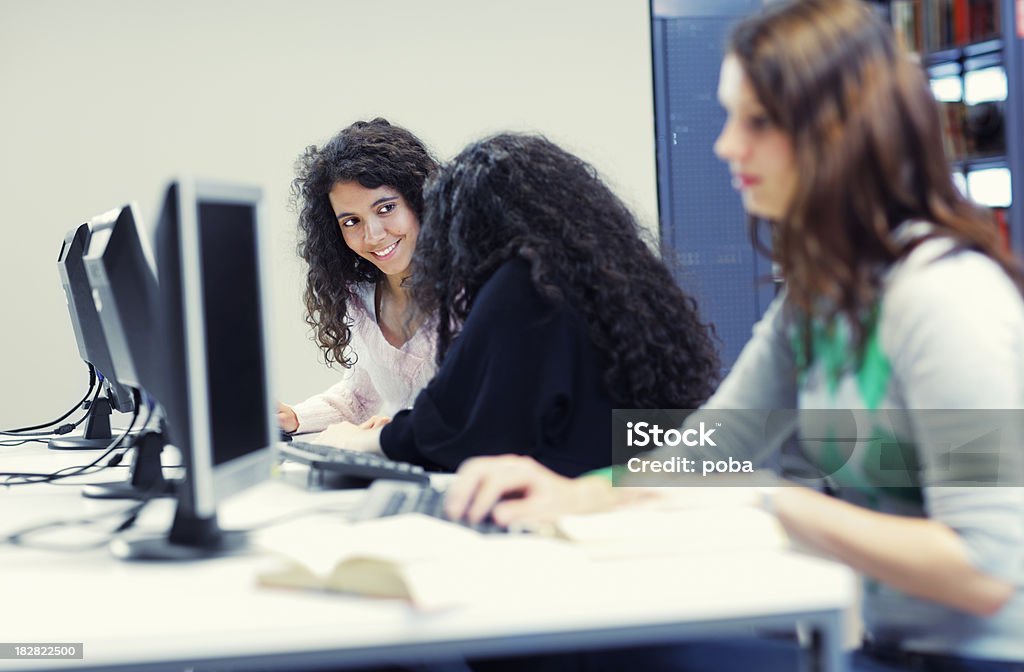 Étudiants en apprentissage dans la bibliothèque - Photo de Adolescent libre de droits