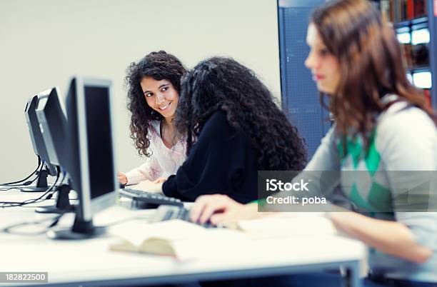 Photo libre de droit de Étudiants En Apprentissage Dans La Bibliothèque banque d'images et plus d'images libres de droit de Adolescent - Adolescent, Adulte, Amitié