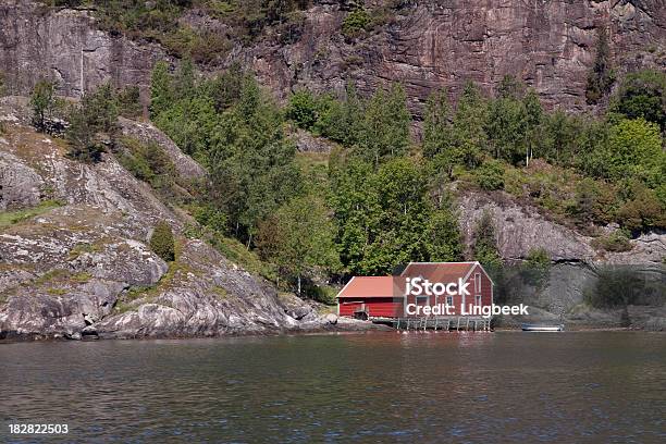 Rorbu In Osterfjord Bergen Norvegia - Fotografie stock e altre immagini di Abitacolo - Abitacolo, Acqua, Ambientazione tranquilla