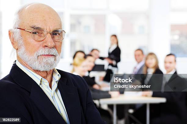 Estudantes Universitários Com Graves Por Trás Dele - Fotografias de stock e mais imagens de Adulto