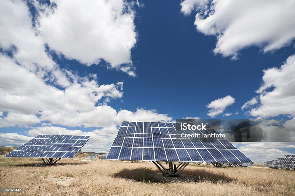 Painéis solares instalação - Foto de stock de Painel Solar royalty-free