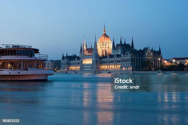 Del Parlamento Ungherese - Fotografie stock e altre immagini di Acqua fluente - Acqua fluente, Architettura, Attrezzatura per illuminazione