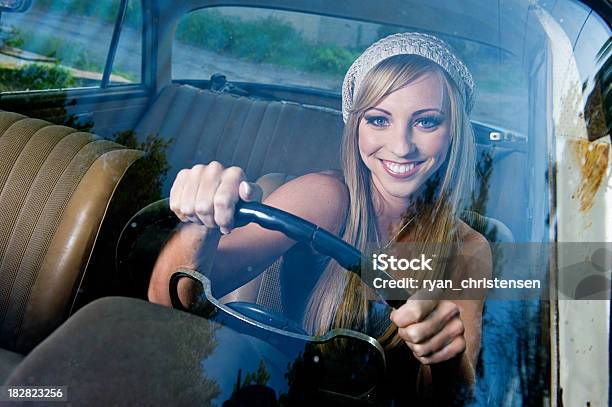Szczęśliwy Kierowca - zdjęcia stockowe i więcej obrazów Kierownica - Kierownica, Powrót do retro, Samochód