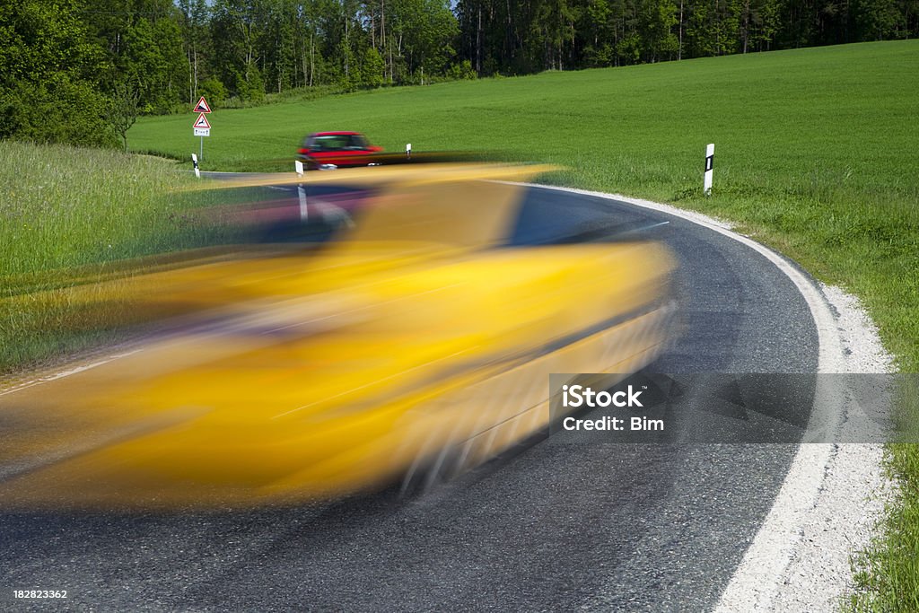 Samochód przyspieszenie w dół drogi w sprężynę, Rozmazanie ruchu - Zbiór zdjęć royalty-free (Wiejska droga)