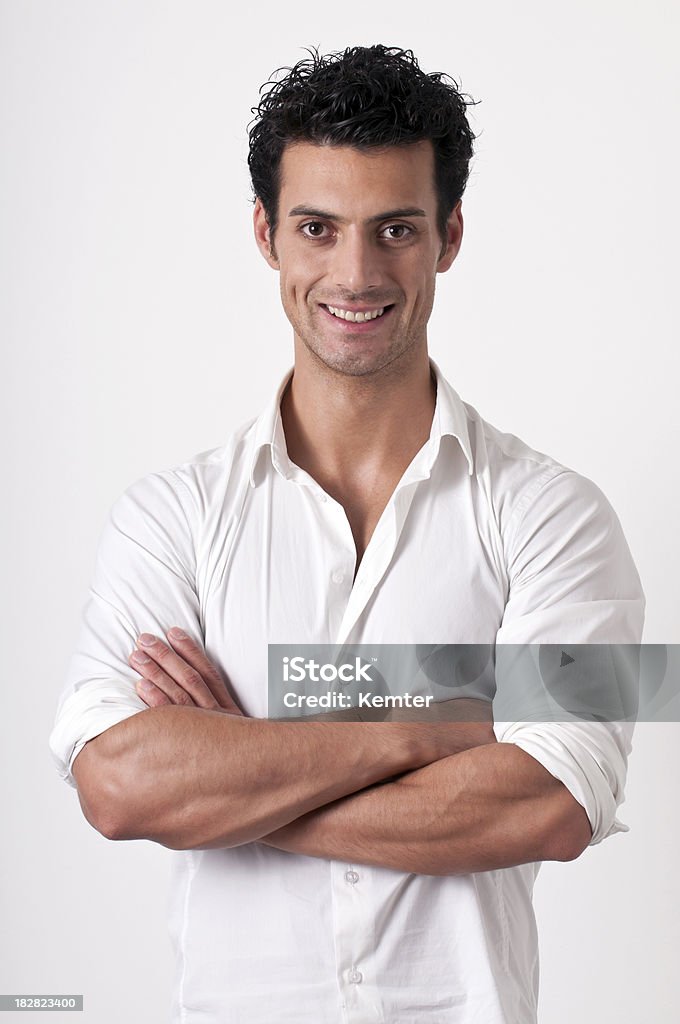 Uomo sorridente con Braccia incrociate - Foto stock royalty-free di Abbigliamento casual