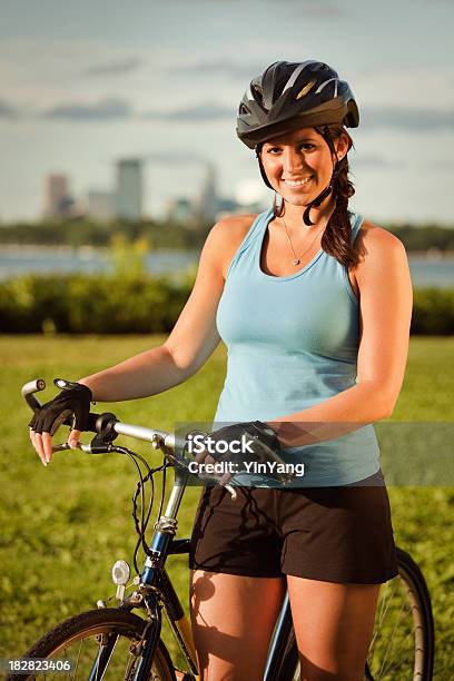 Sana Giovane Donna Esercizio In Bicicletta Con Skyline Della Città - Fotografie stock e altre immagini di Bicicletta