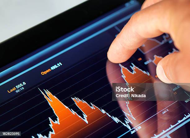 Mercado De Analisar - Fotografias de stock e mais imagens de Analisar - Analisar, Cifras Financeiras, Computador