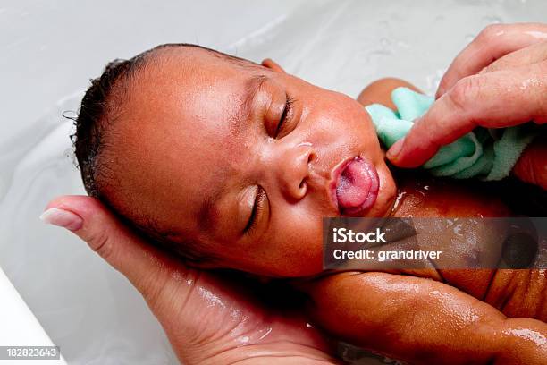 Foto de Bonito Bebê Menino Tomando Banho Na Pia Da Cozinha e mais fotos de stock de Banheira - Banheira, Banheiro - Estrutura construída, Banheiro doméstico