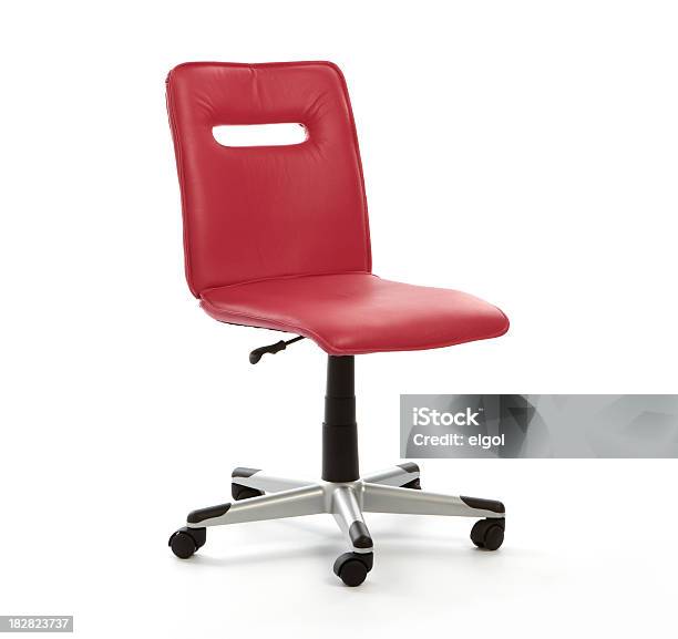 Photo libre de droit de Fauteuil De Bureau En Cuir Rouge Sur Fond Blanc banque d'images et plus d'images libres de droit de Alliage - Alliage, Aluminium, Ameublement