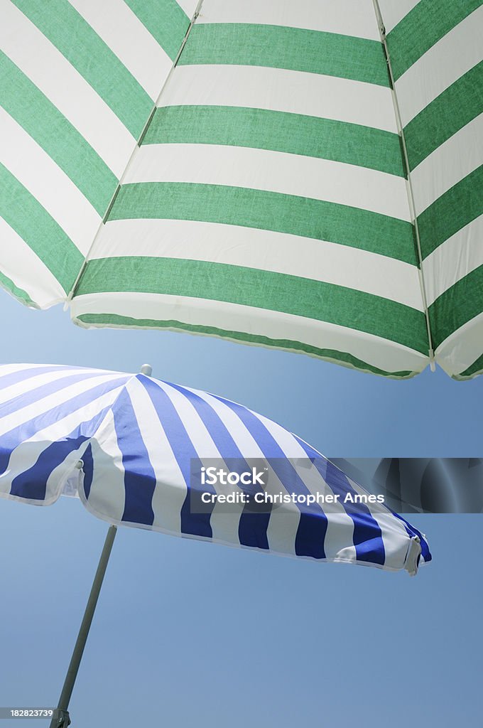 Sombrillas y cielo azul - Foto de stock de Rayado - Diseño libre de derechos