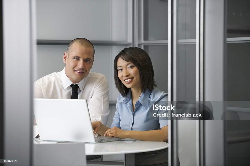 Dos compañeros de trabajo tarde - Foto de stock de 30-39 años libre de derechos