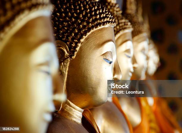 Linha De Budas Em Wat Arun Banguecoque Tailândia - Fotografias de stock e mais imagens de Banguecoque - Banguecoque, Buda, Budismo