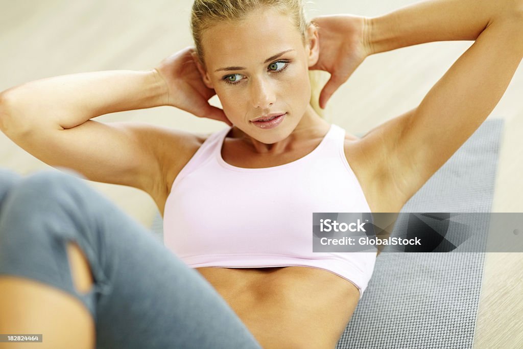 Atraente Jovem mulher fazendo abdominais - Foto de stock de 20 Anos royalty-free