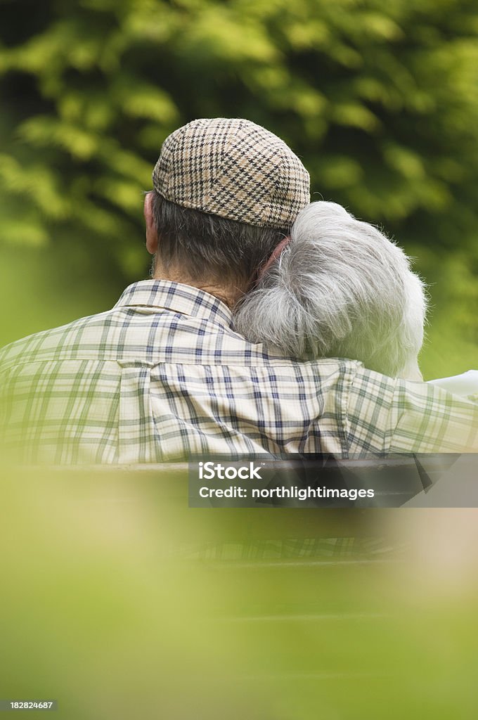 Coppia Senior rilassante - Foto stock royalty-free di 70-79 anni