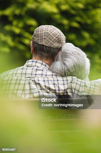 Coppia Senior Rilassante - Fotografie stock e altre immagini di 70-79 anni - 70-79 anni, Adulto, Adulto in età matura