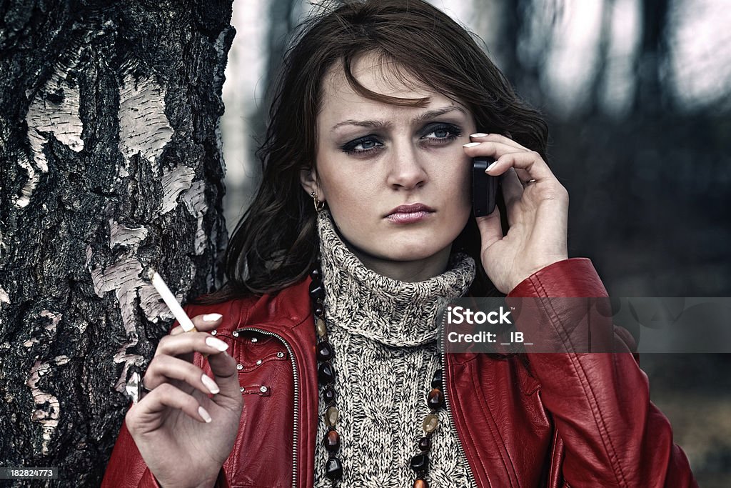 Fatigué femme mécontent et qui parle au téléphone - Photo de Cardigan libre de droits