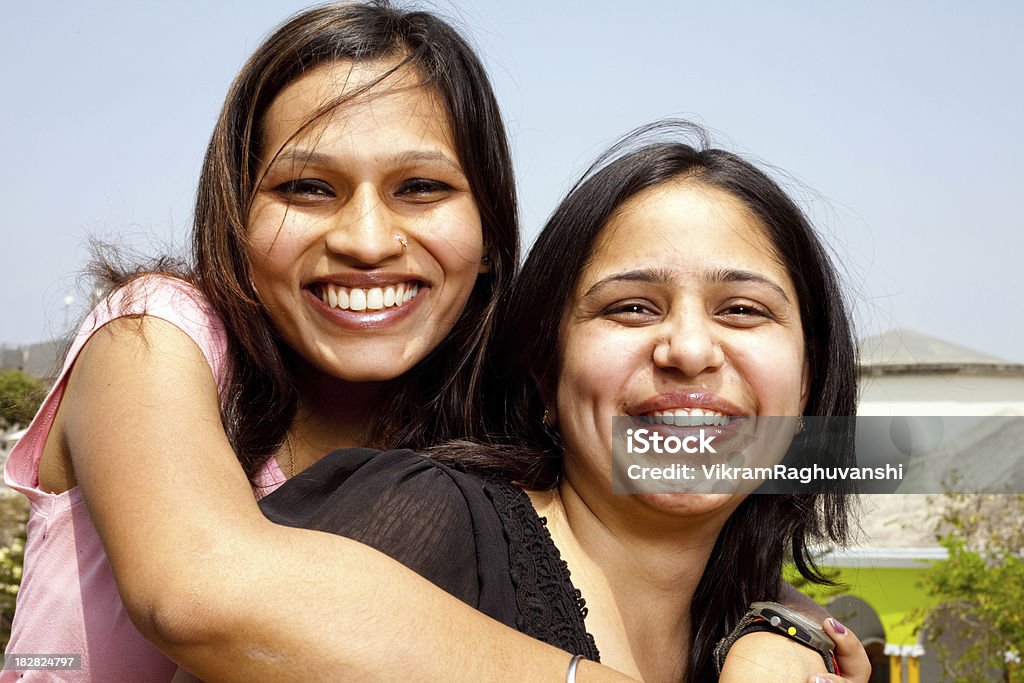 Przyjaciele dwie młode dziewczyny radosny indyjski kobieta - Zbiór zdjęć royalty-free (20-24 lata)