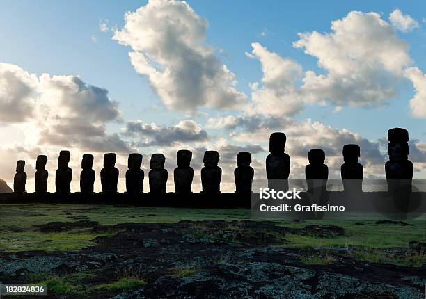 Moais En Ahu Tongariki En Pascua Isla De Chile Foto de stock y más banco de imágenes de Ahu Tongariki - Ahu Tongariki, Amanecer, Chile