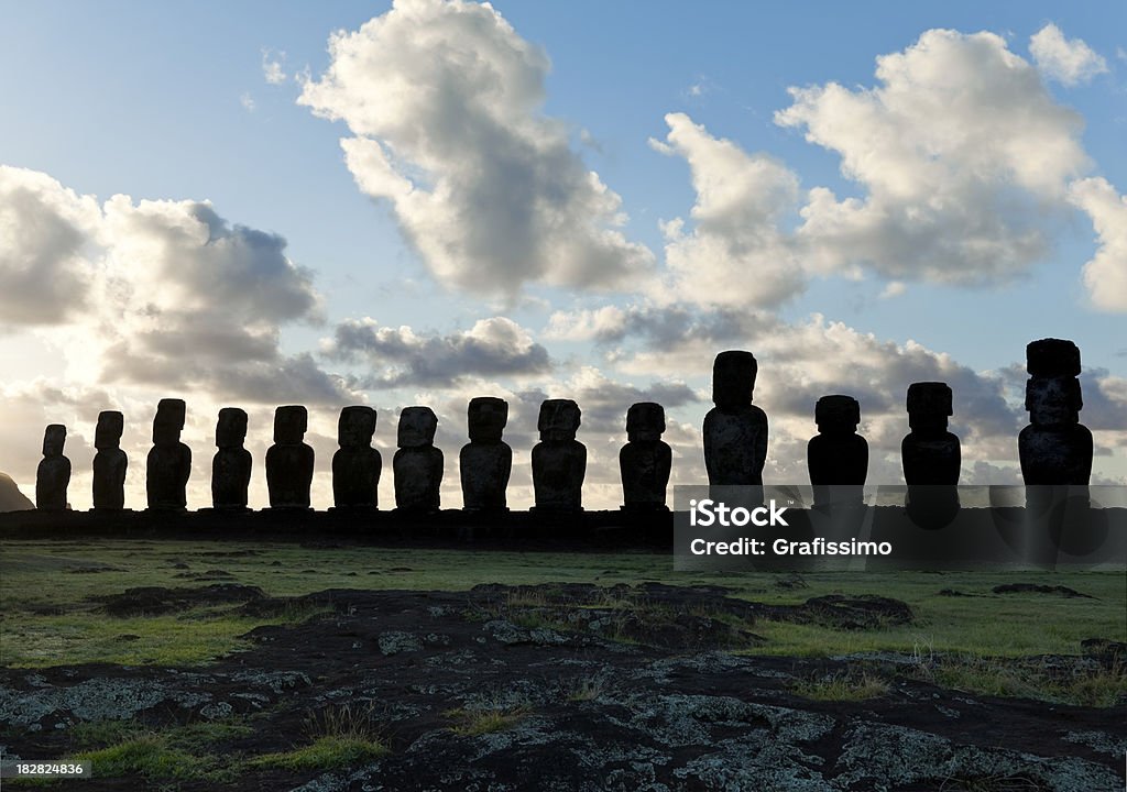 で Moais Ahu Tongariki 島のチリで過ごすイースター - アフトンガリキのロイヤリティフリーストックフォト