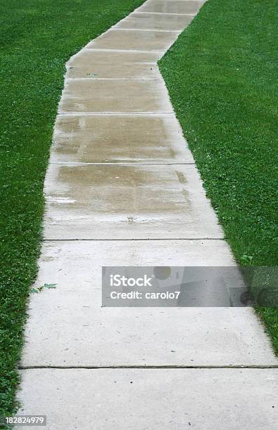 Photo libre de droit de La Pluie Sur Le Trottoir Et Herbe Espace De Copie Diagonal banque d'images et plus d'images libres de droit de Béton