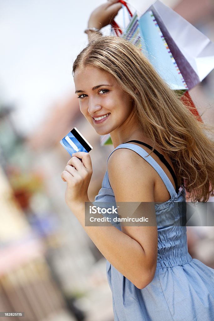 Jovem mulher segurando um cartão de crédito e compras Sacos de transporte - Royalty-free Adolescente Foto de stock