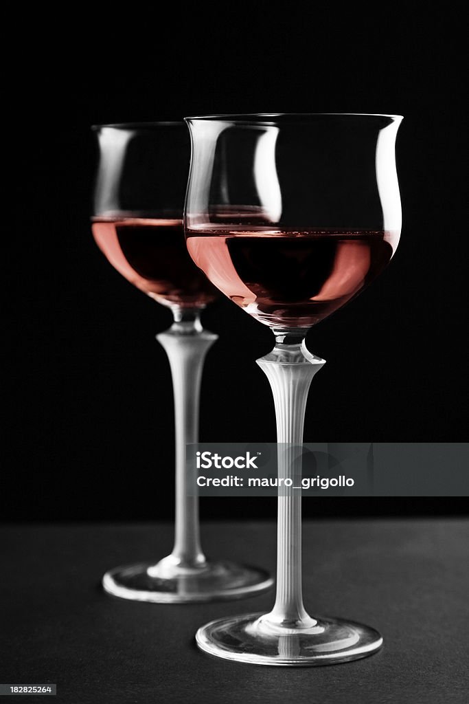 Gafas en mesa - Foto de stock de Alcoholismo libre de derechos