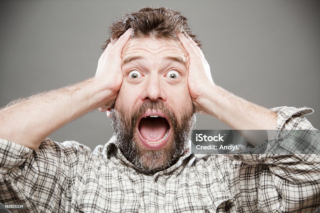 Angustiado man holding head y yelling - Foto de stock de Expresión facial libre de derechos