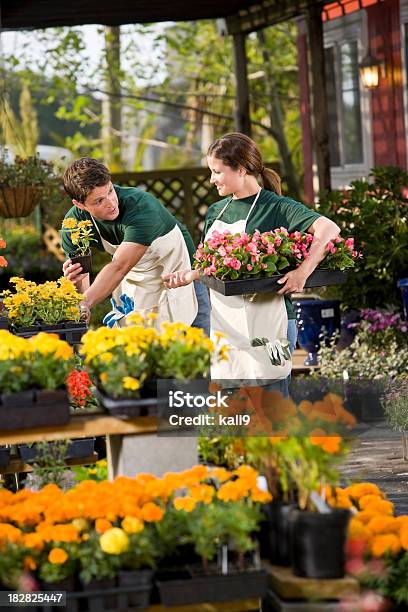 Pareja Joven Trabajando En Vivero Foto de stock y más banco de imágenes de 20 a 29 años - 20 a 29 años, 25-29 años, 30-34 años