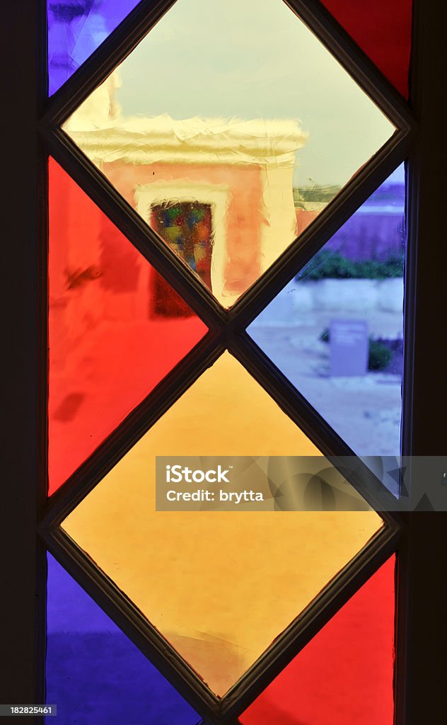 Regardant à travers une fenêtre de couleur - Photo de Abstrait libre de droits