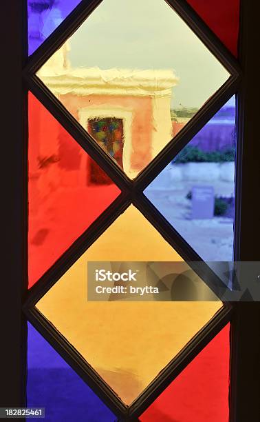 Photo libre de droit de Regardant À Travers Une Fenêtre De Couleur banque d'images et plus d'images libres de droit de Abstrait - Abstrait, Algarve, Architecture