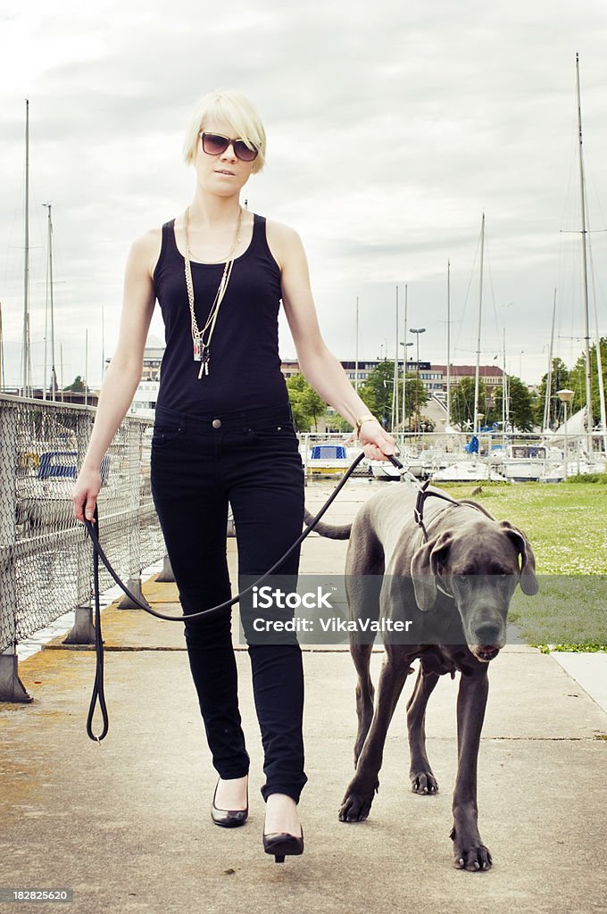 Femme avec un chien - Photo de Chien libre de droits