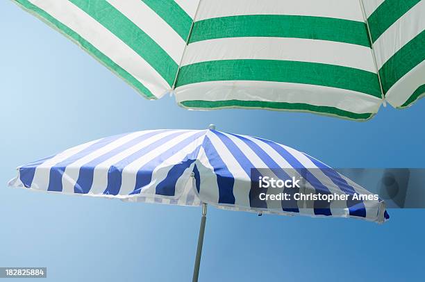 Sombrillas Y Cielo Azul Foto de stock y más banco de imágenes de Rayado - Diseño - Rayado - Diseño, Sombrilla de playa, Azul