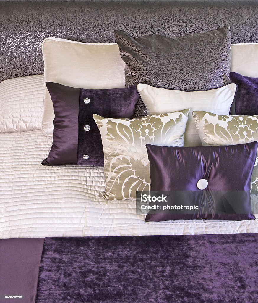 Púrpura y crema de almohadones - Foto de stock de Acogedor libre de derechos