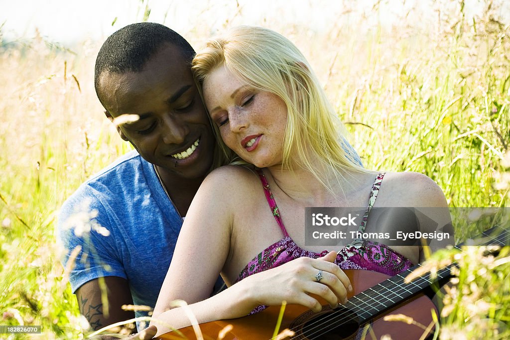 Romântico casal jovem com um violão - Foto de stock de Adolescente royalty-free