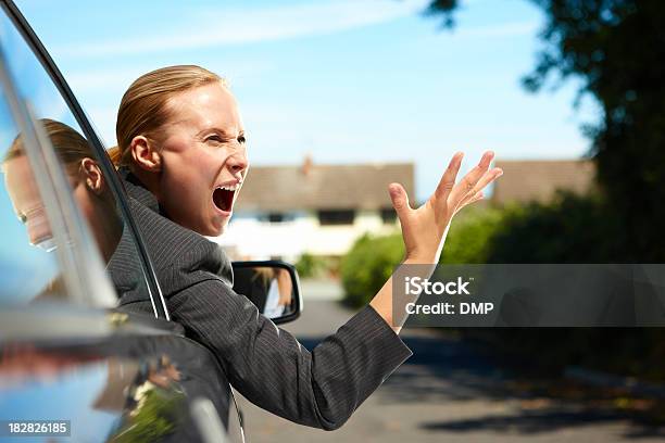 Irritado Empresária Em Carro Gritar Com Outro Controlador - Fotografias de stock e mais imagens de Conduzir