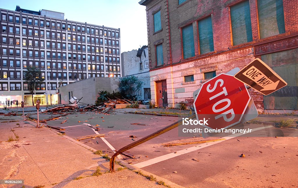 Городской Торнадо ущерб - Стоковые фото Повреждённый роялти-фри