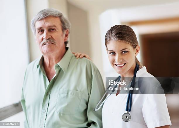 Lächelnd Weibliche Krankenschwester Mit Einem Senior Patienten Stockfoto und mehr Bilder von 25-29 Jahre