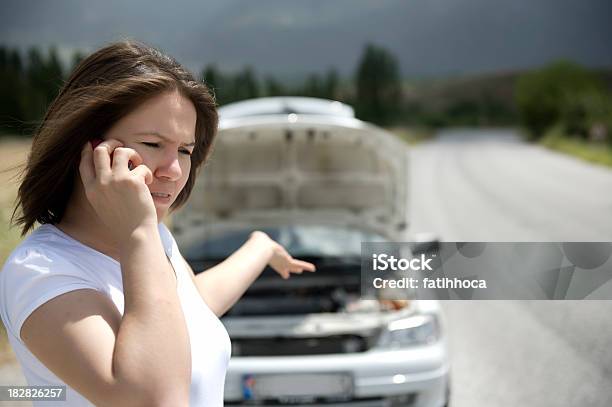 Llame Para Obtener Ayuda Foto de stock y más banco de imágenes de Camión de remolque - Camión de remolque, Coche, Adulto