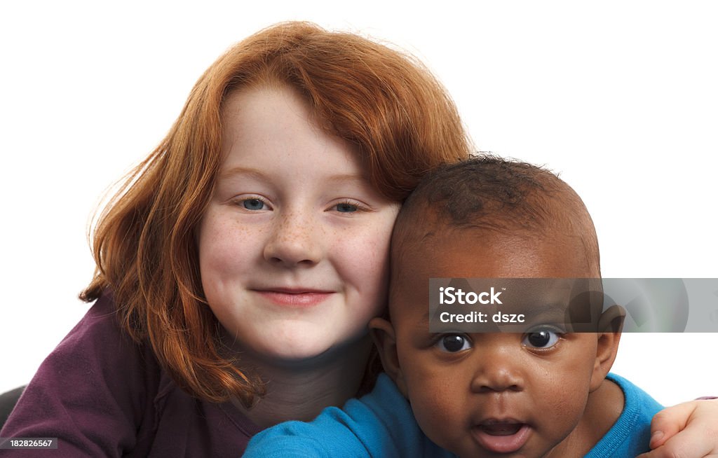 Dziecko w wieku szkoły podstawowej redhead Dziewczyna objąć co 6 miesięcy stary przyjęła czarny Siostra - Zbiór zdjęć royalty-free (Siostra)