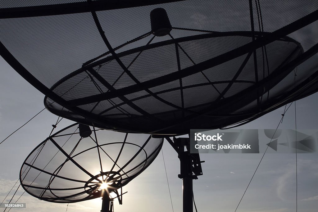 Moderne Satellitenschüssel bei Sonnenuntergang mit Sonnenlicht-Flair - Lizenzfrei Antenne Stock-Foto