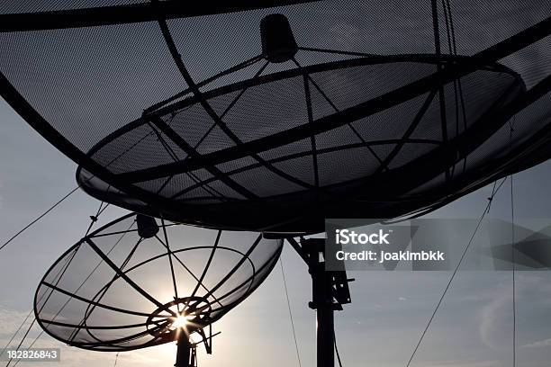 Moderne Satellitenschüssel Bei Sonnenuntergang Mit Sonnenlichtflair Stockfoto und mehr Bilder von Antenne