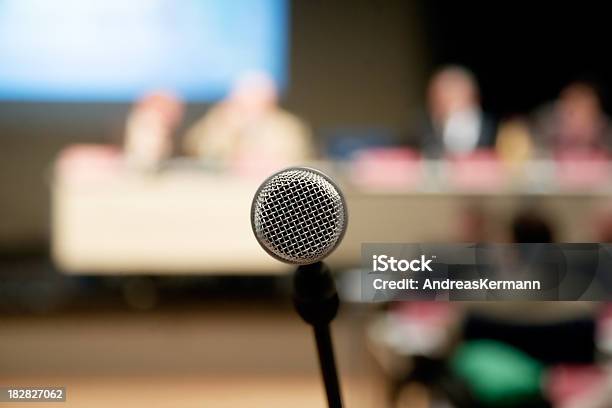 Microfone De Intervenção Pública - Fotografias de stock e mais imagens de Apresentação - Discurso - Apresentação - Discurso, Audiência, Centro de Conferência