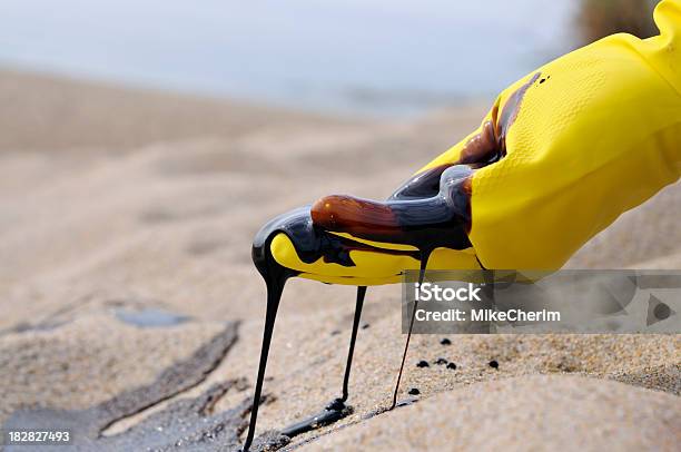 Petrolio Catastrofe Ambientale - Fotografie stock e altre immagini di Chiazza di petrolio - Chiazza di petrolio, Petrolio, Mare