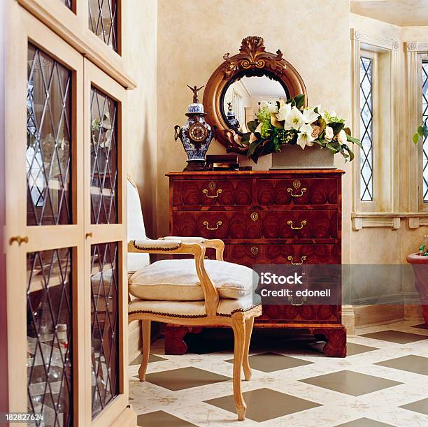 Clássica Interior De Casa - Fotografias de stock e mais imagens de Cómoda - Cómoda, Sala de Jantar, Armário