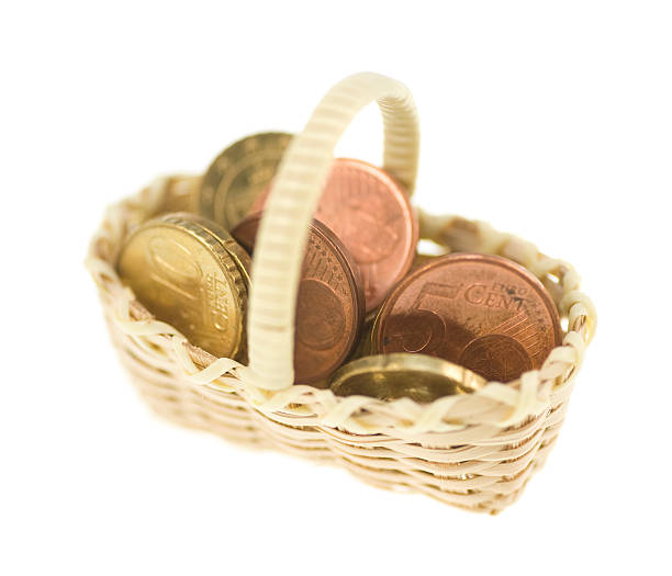 moedas em cesta - coin stacking nickel penny - fotografias e filmes do acervo