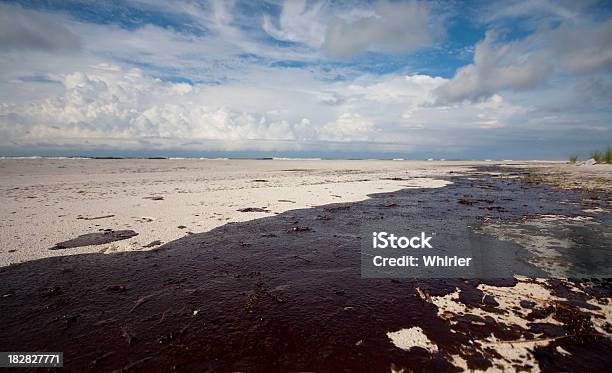 El Derrame De Petróleo En El Golfo Foto de stock y más banco de imágenes de Derrame de petróleo - Derrame de petróleo, Petróleo, Playa