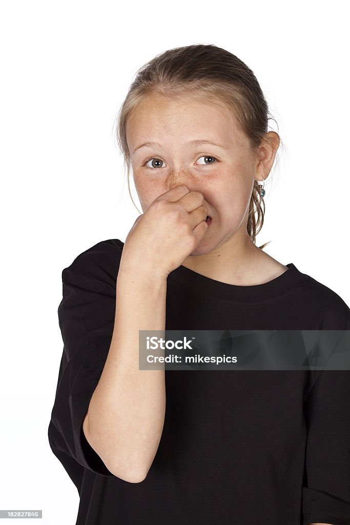 PRÉ adolescente segurando seu nariz Isolado no branco. - Foto de stock de Menina royalty-free