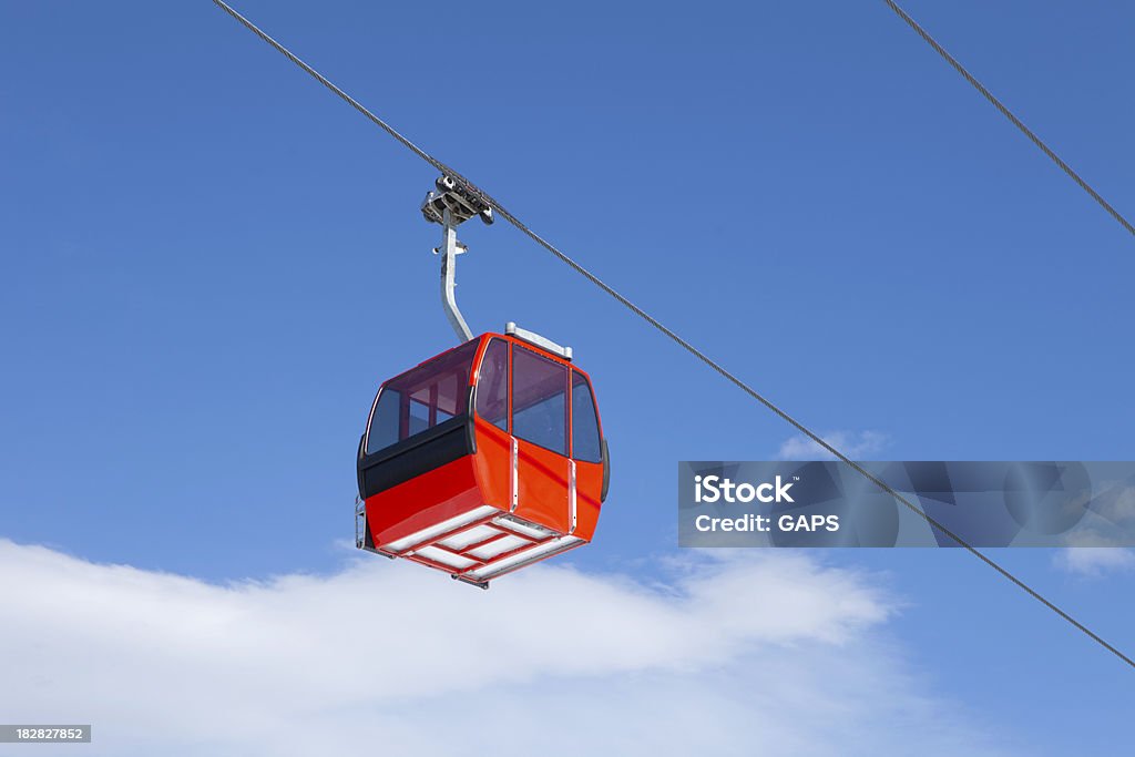 Rojo coche de teleférico contra un cielo azul - Foto de stock de Azul libre de derechos